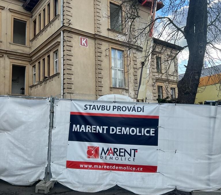 Demolice budovy nemocnice v Karlových Varech